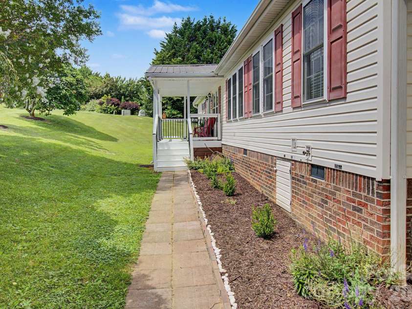 22 Sweet Briar Path Way, Hendersonville, NC 28792.  MLS# CAR4396421, YatesRealty ID 33933. Walkway