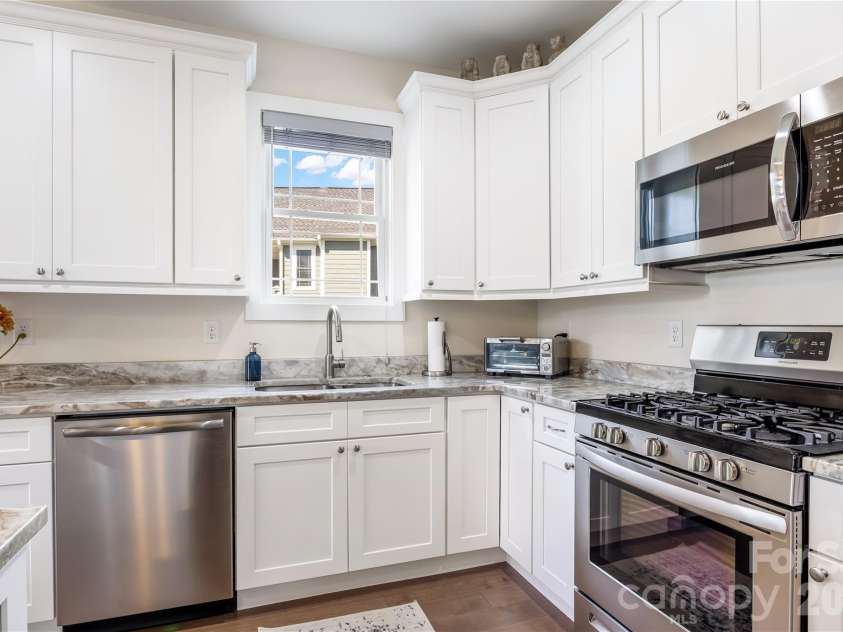 376 Windy Acres Knoll Drive, Hendersonville, NC 28792.  MLS# CAR4381733, YatesRealty ID 33934. Kitchen