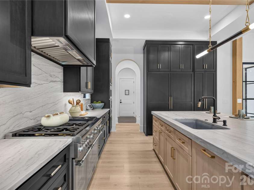5555 Fairview Road, Charlotte, NC 28209.  MLS# CAR4398045, YatesRealty ID 33935. 