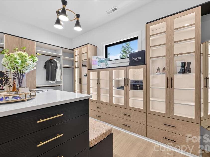 5555 Fairview Road, Charlotte, NC 28209.  MLS# CAR4398045, YatesRealty ID 33935. 