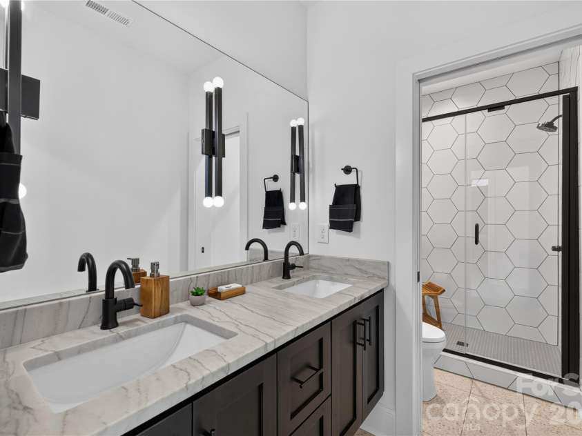 5555 Fairview Road, Charlotte, NC 28209.  MLS# CAR4398045, YatesRealty ID 33935. 
