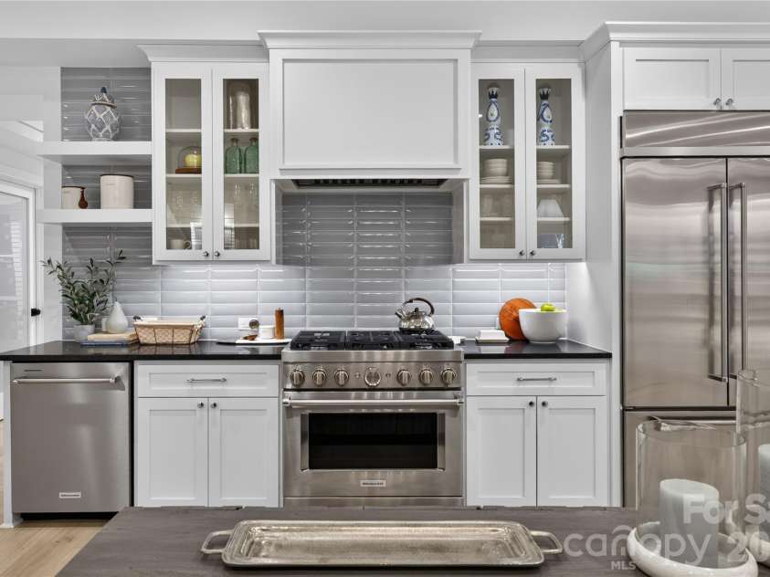 5555 Fairview Road, Charlotte, NC 28209.  MLS# CAR4398045, YatesRealty ID 33935. 
