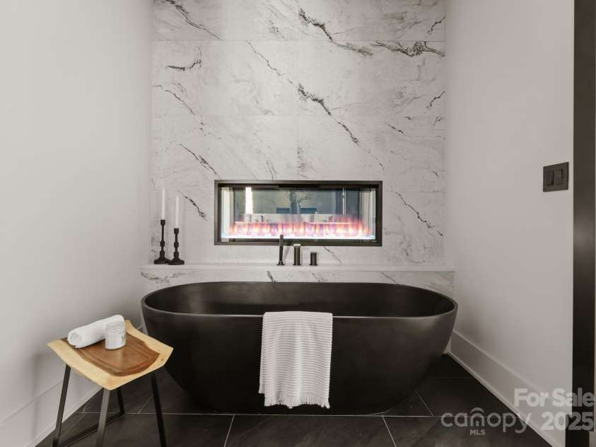 5432 Carmel Road, Charlotte, NC 28210.  MLS# CAR4262929, YatesRealty ID 33938. Standing Tub