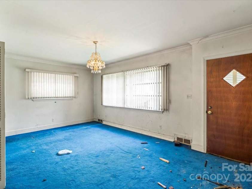 5000 Hoover Drive, Charlotte, NC 28269.  MLS# CAR4291695, YatesRealty ID 33939. 