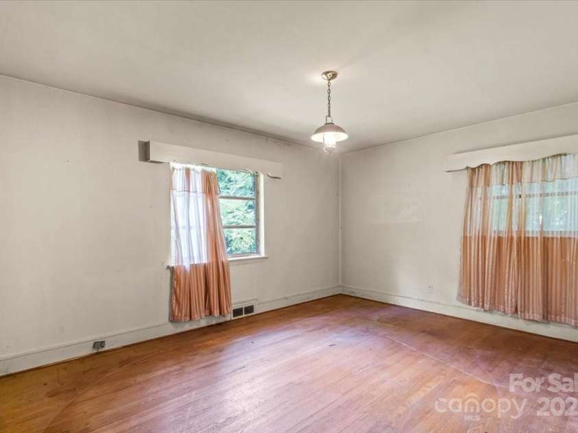 5000 Hoover Drive, Charlotte, NC 28269.  MLS# CAR4291695, YatesRealty ID 33939. 