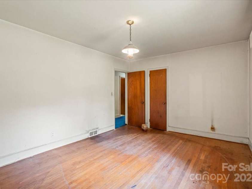 5000 Hoover Drive, Charlotte, NC 28269.  MLS# CAR4291695, YatesRealty ID 33939. 