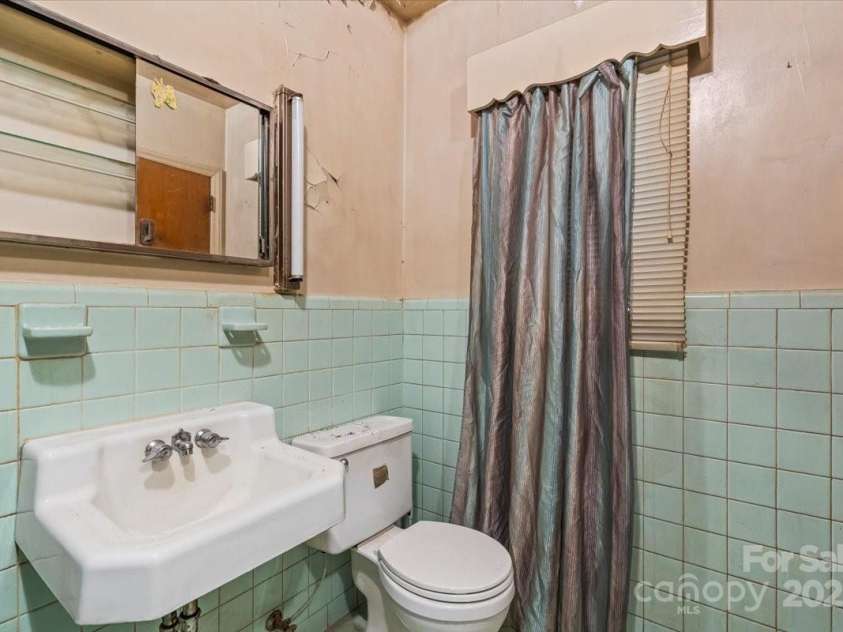 5000 Hoover Drive, Charlotte, NC 28269.  MLS# CAR4291695, YatesRealty ID 33939. 