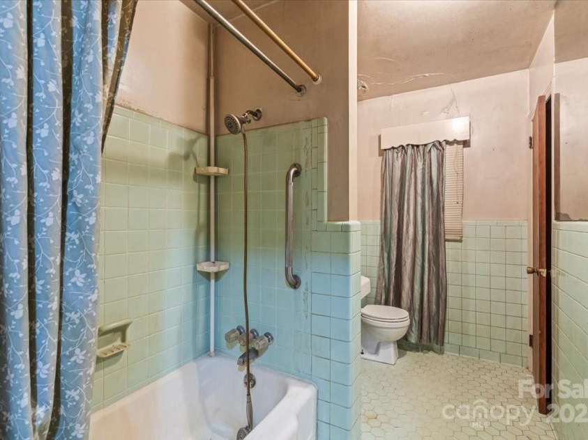 5000 Hoover Drive, Charlotte, NC 28269.  MLS# CAR4291695, YatesRealty ID 33939. 