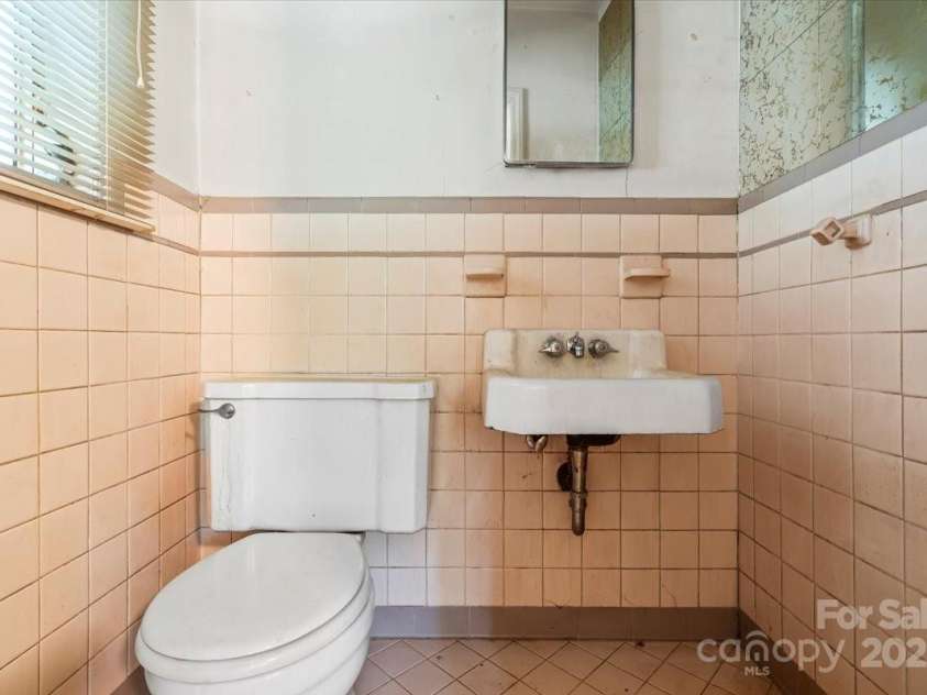 5000 Hoover Drive, Charlotte, NC 28269.  MLS# CAR4291695, YatesRealty ID 33939. 