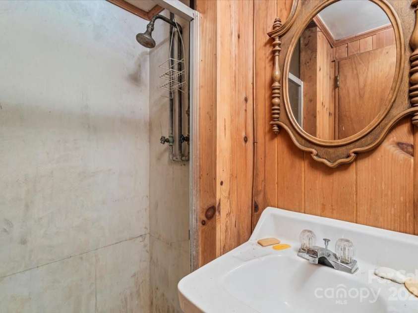 5000 Hoover Drive, Charlotte, NC 28269.  MLS# CAR4291695, YatesRealty ID 33939. 