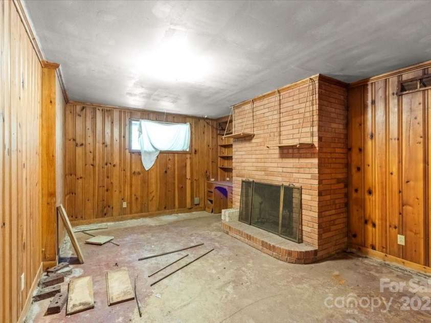 5000 Hoover Drive, Charlotte, NC 28269.  MLS# CAR4291695, YatesRealty ID 33939. 