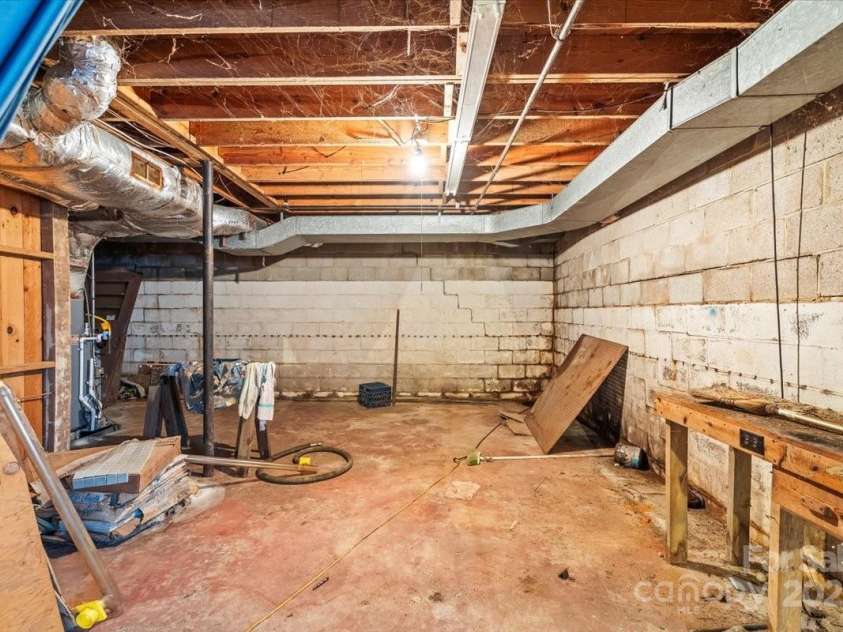 5000 Hoover Drive, Charlotte, NC 28269.  MLS# CAR4291695, YatesRealty ID 33939. 