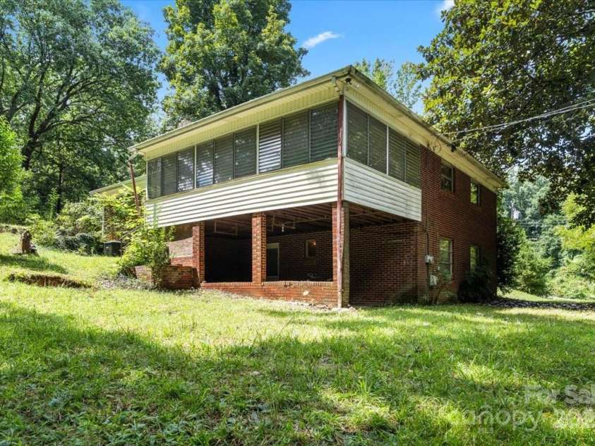 5000 Hoover Drive, Charlotte, NC 28269.  MLS# CAR4291695, YatesRealty ID 33939. 