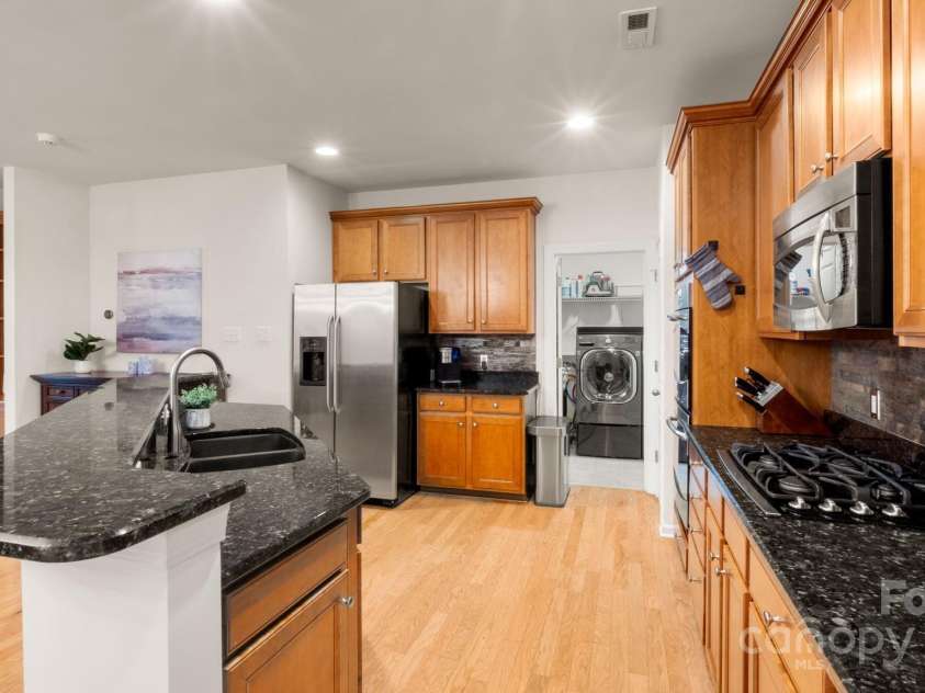 8534 Loxton Circle, Charlotte, NC 28214.  MLS# CAR4232602, YatesRealty ID 3394. Large upgraded chefs kitchen with 42