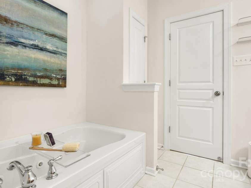 8534 Loxton Circle, Charlotte, NC 28214.  MLS# CAR4232602, YatesRealty ID 3394. Primary ensuite with deep jetted soaker tub