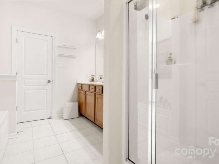 8534 Loxton Circle, Charlotte, NC 28214.  MLS# CAR4232602, YatesRealty ID 3394. Spacious primary ensuite with double sinks, separate jetted tub and walk in shower