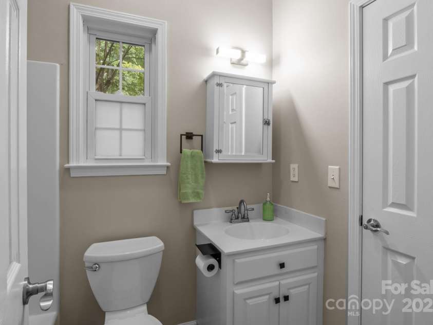16923 Laureate Road, Huntersville, NC 28078.  MLS# CAR4286306, YatesRealty ID 33940. 1st floor full bath