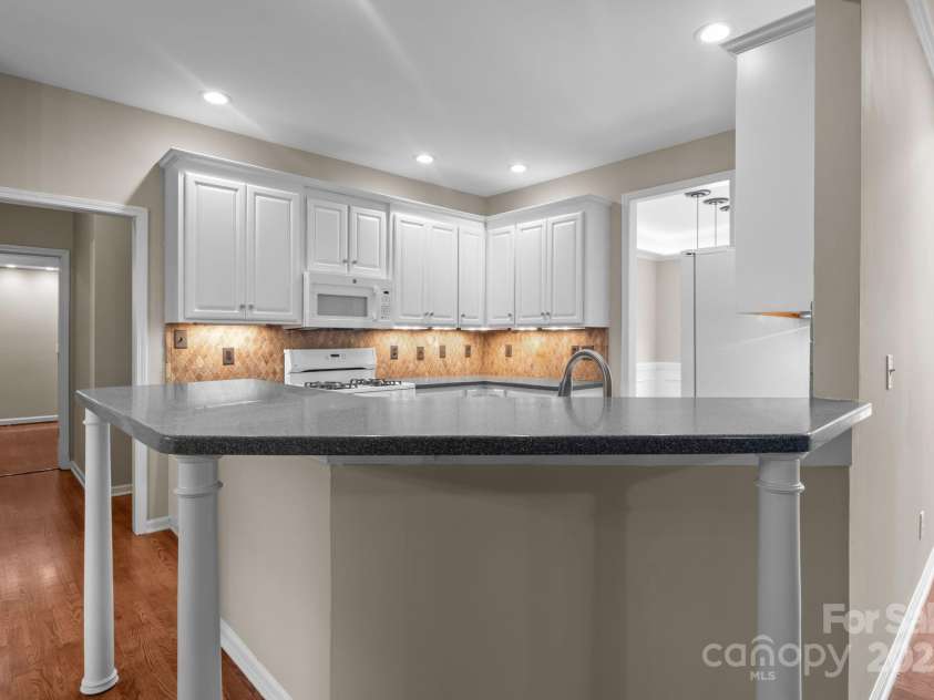 16923 Laureate Road, Huntersville, NC 28078.  MLS# CAR4286306, YatesRealty ID 33940. Breakfast bar