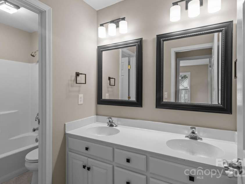 16923 Laureate Road, Huntersville, NC 28078.  MLS# CAR4286306, YatesRealty ID 33940. Second floor hall bath