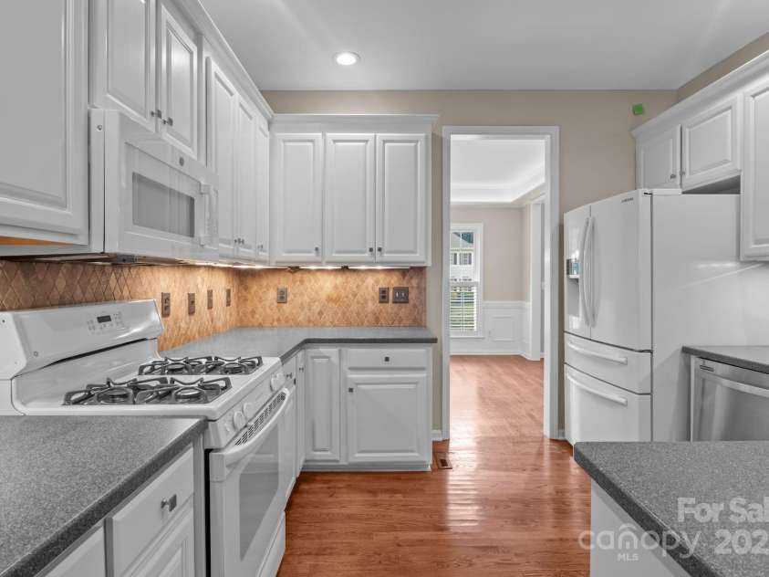 16923 Laureate Road, Huntersville, NC 28078.  MLS# CAR4286306, YatesRealty ID 33940. Solid surface counter tops