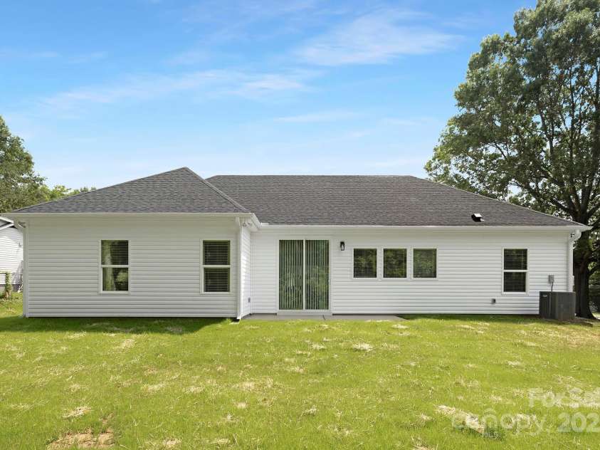 250 Greenway Drive, Salisbury, NC 28144.  MLS# CAR4290380, YatesRealty ID 33941. 