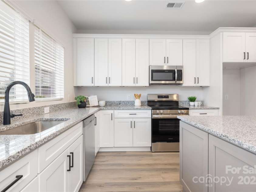 250 Greenway Drive, Salisbury, NC 28144.  MLS# CAR4290380, YatesRealty ID 33941. 