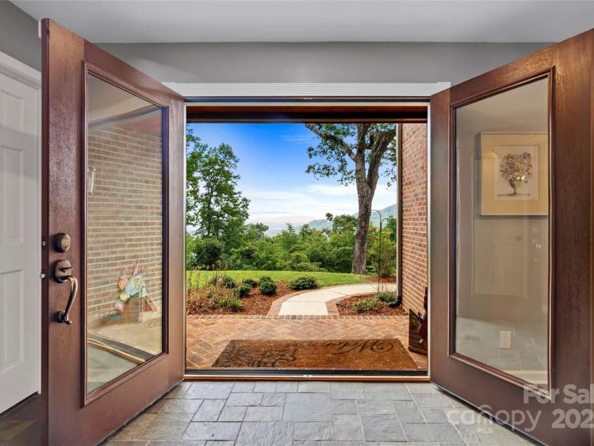 513 Sondley Road, Asheville, NC 28805.  MLS# CAR4285378, YatesRealty ID 33942. 