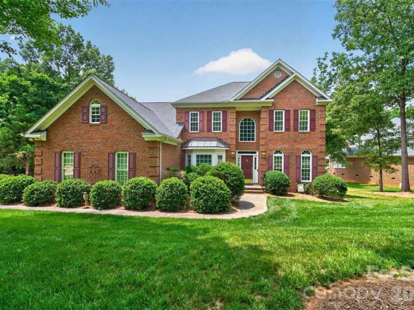 1900 Crestgate Drive, Waxhaw, NC 28173.  MLS# CAR4385753, YatesRealty ID 33946. 1900 Crestgate Dr front