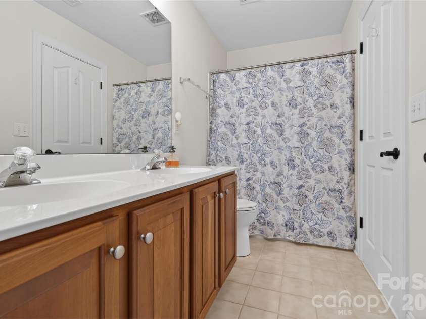 1900 Crestgate Drive, Waxhaw, NC 28173.  MLS# CAR4385753, YatesRealty ID 33946. 2nd floor bathroom- jack and jill style  bathroom