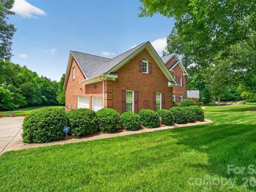 1900 Crestgate Drive, Waxhaw, NC 28173.  MLS# CAR4385753, YatesRealty ID 33946. 3 car garage