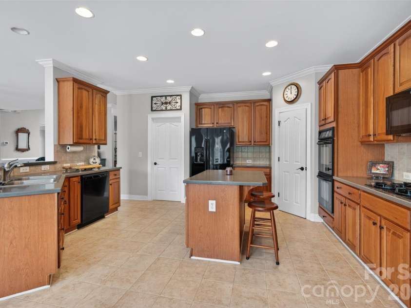 1900 Crestgate Drive, Waxhaw, NC 28173.  MLS# CAR4385753, YatesRealty ID 33946. Kitchen