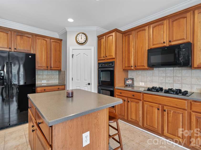 1900 Crestgate Drive, Waxhaw, NC 28173.  MLS# CAR4385753, YatesRealty ID 33946. Kitchen