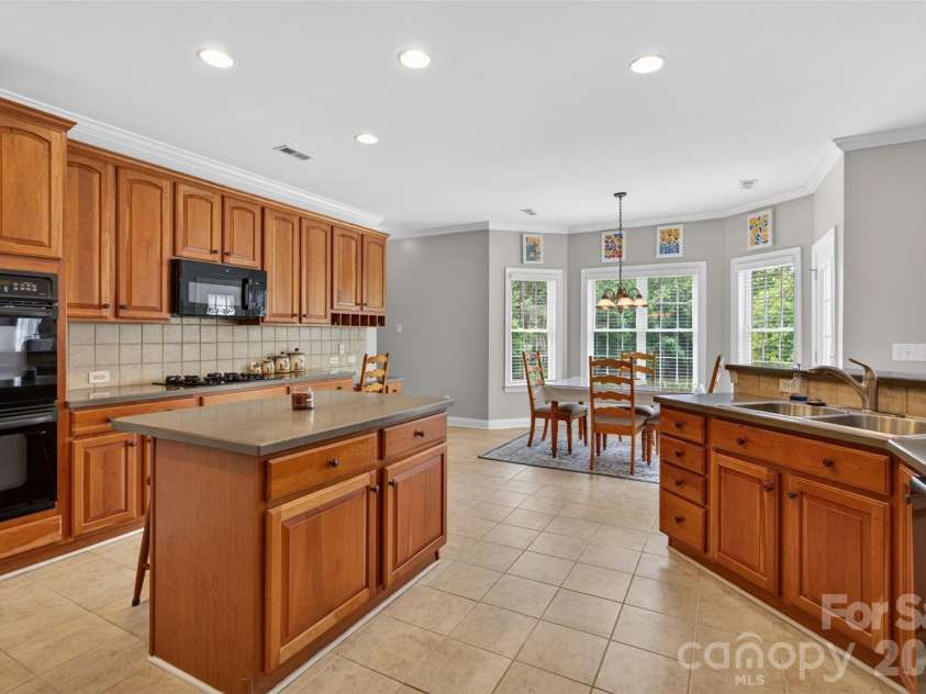 1900 Crestgate Drive, Waxhaw, NC 28173.  MLS# CAR4385753, YatesRealty ID 33946. Large kitchen