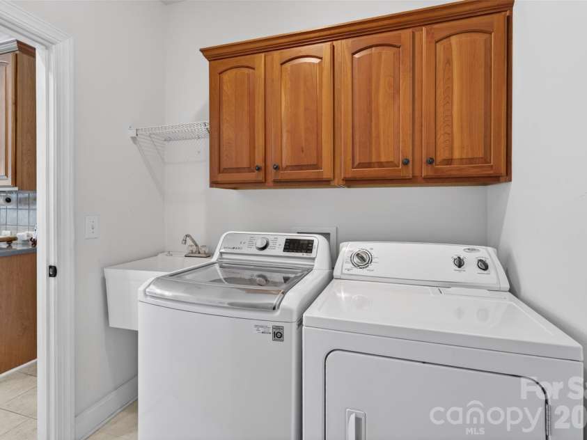 1900 Crestgate Drive, Waxhaw, NC 28173.  MLS# CAR4385753, YatesRealty ID 33946. Laundry