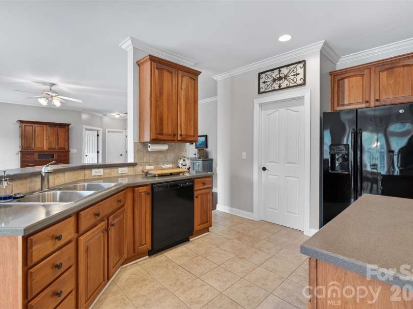 1900 Crestgate Drive, Waxhaw, NC 28173.  MLS# CAR4385753, YatesRealty ID 33946. Open kitchen