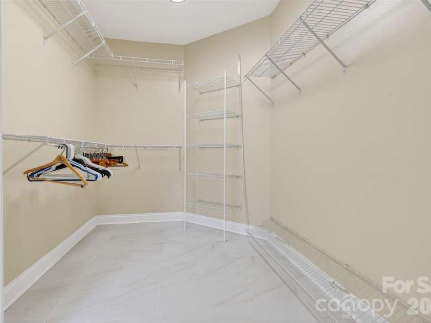 1900 Crestgate Drive, Waxhaw, NC 28173.  MLS# CAR4385753, YatesRealty ID 33946. Primary closet
