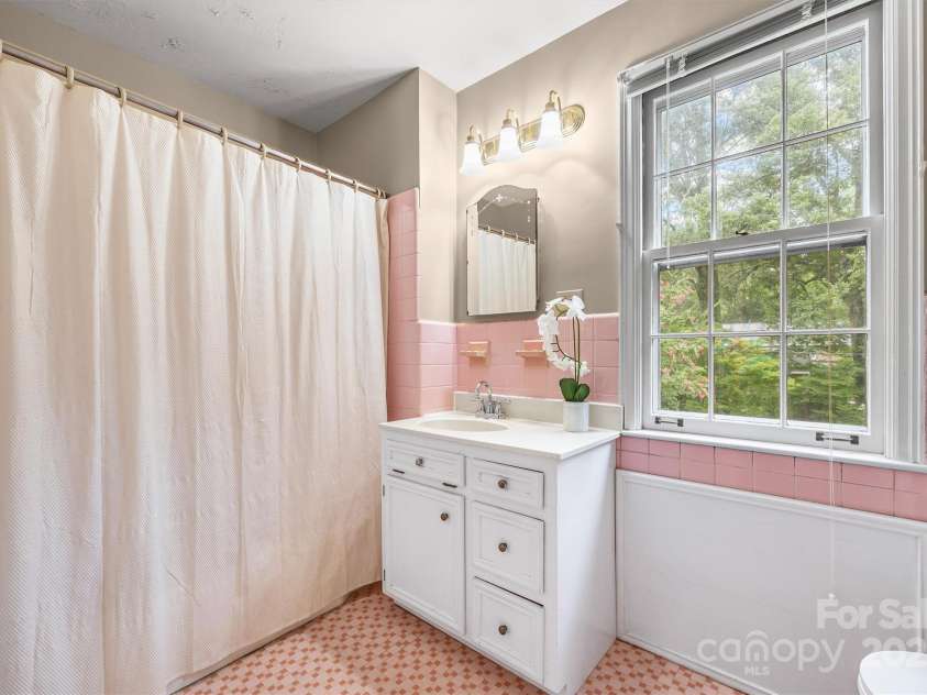 626 Oakwood Lane, Rock Hill, SC 29730.  MLS# CAR4283798, YatesRealty ID 33947. Bathroom 2