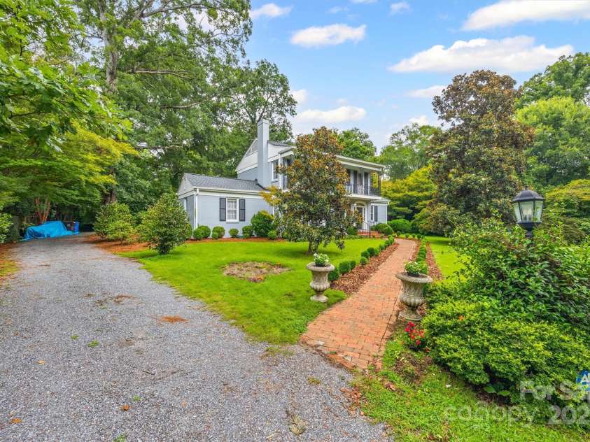 626 Oakwood Lane, Rock Hill, SC 29730.  MLS# CAR4283798, YatesRealty ID 33947. Driveway along side home