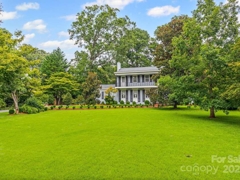626 Oakwood Lane, Rock Hill, SC 29730.  MLS# CAR4283798, YatesRealty ID 33947. Front lawn