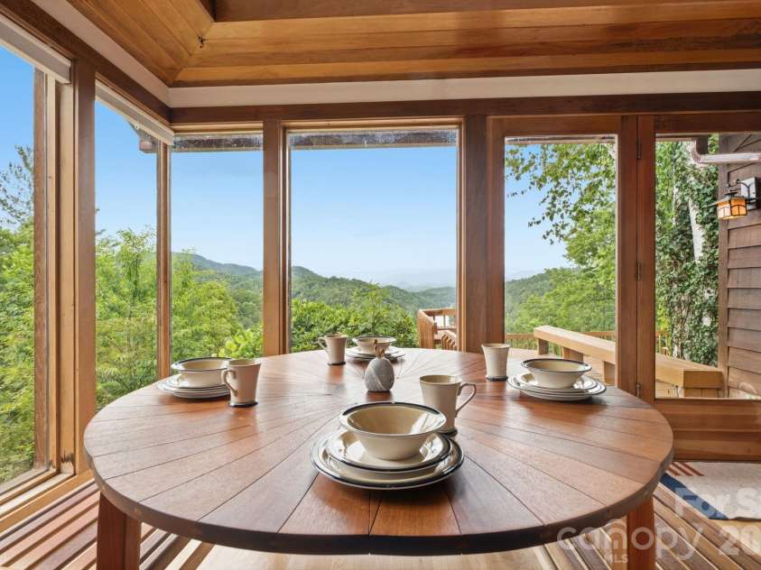 11150 Highway 19W Highway, Bryson City, NC 28713.  MLS# CAR4394806, YatesRealty ID 33948. A glorious breakfast nook for dining