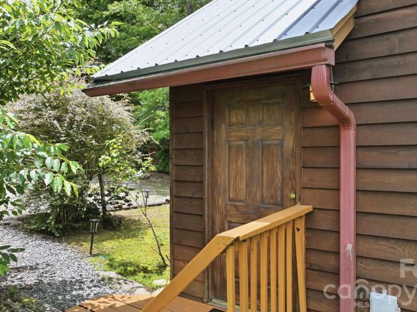 11150 Highway 19W Highway, Bryson City, NC 28713.  MLS# CAR4394806, YatesRealty ID 33948. Guest House Entry