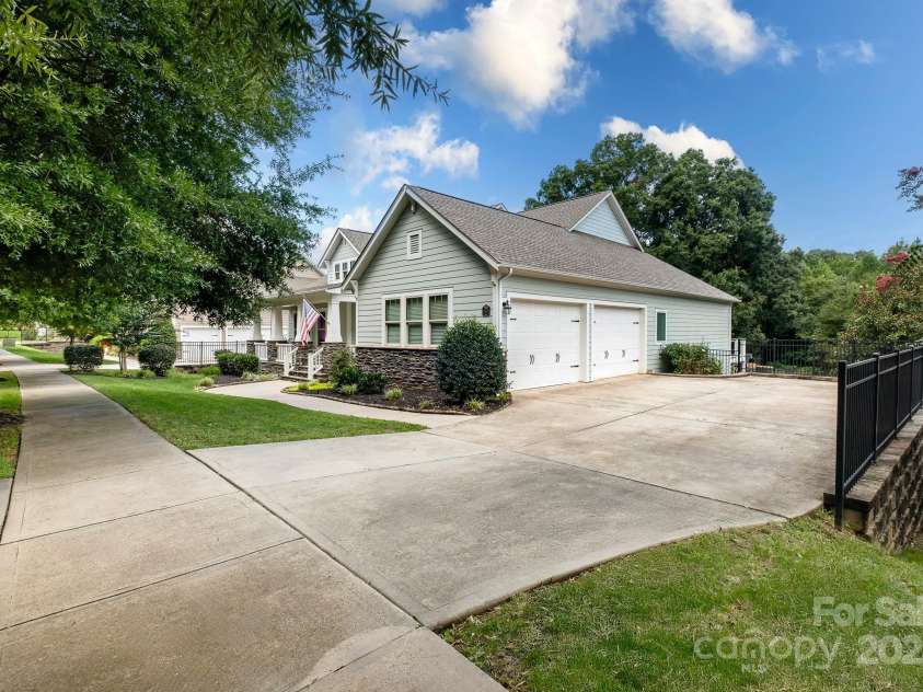 14708 Old Vermillion Drive, Huntersville, NC 28078.  MLS# CAR4291123, YatesRealty ID 33948. 