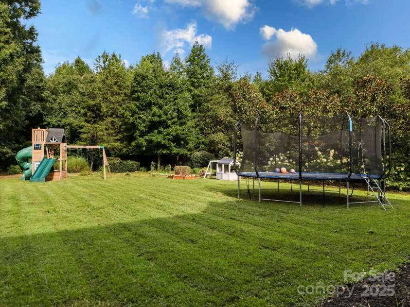 14708 Old Vermillion Drive, Huntersville, NC 28078.  MLS# CAR4291123, YatesRealty ID 33948. 
