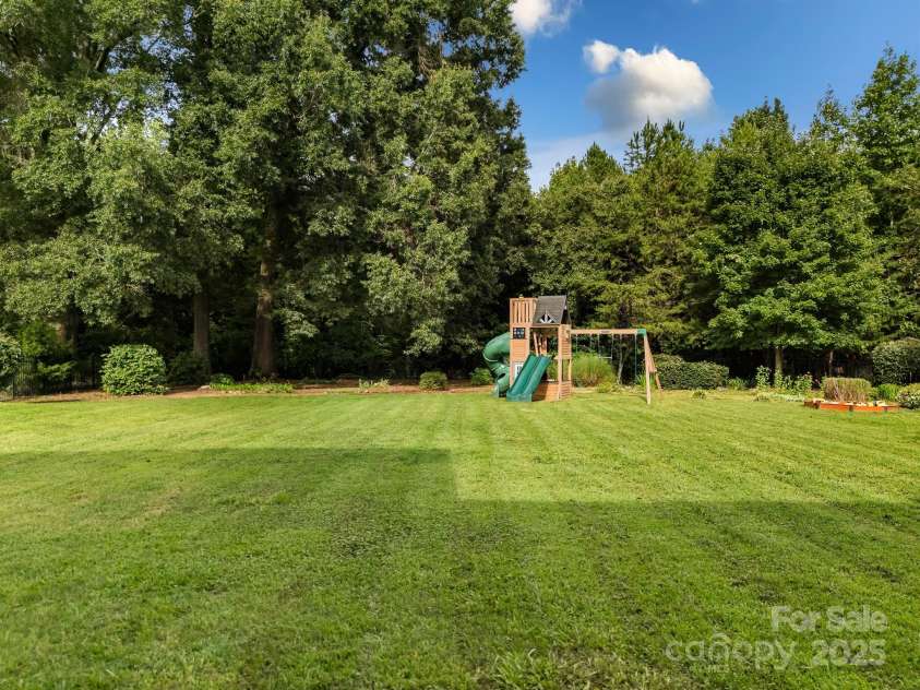 14708 Old Vermillion Drive, Huntersville, NC 28078.  MLS# CAR4291123, YatesRealty ID 33948. 