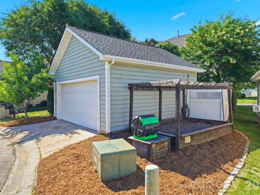 12115 Monteith Grove Drive, Huntersville, NC 28078.  MLS# CAR4396391, YatesRealty ID 33950. 