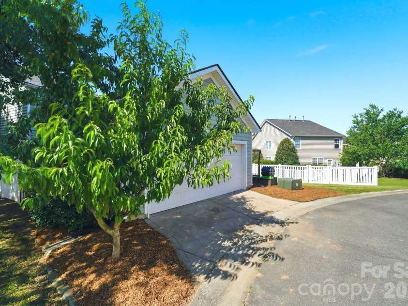 12115 Monteith Grove Drive, Huntersville, NC 28078.  MLS# CAR4396391, YatesRealty ID 33950. 