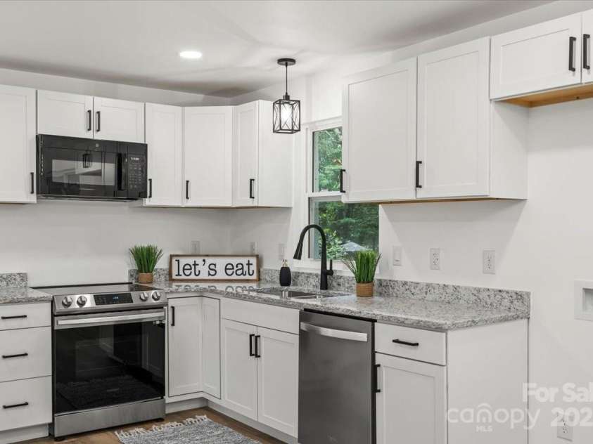 3030 Mac Drive, Hudson, NC 28638.  MLS# CAR4289028, YatesRealty ID 33950. KITCHEN