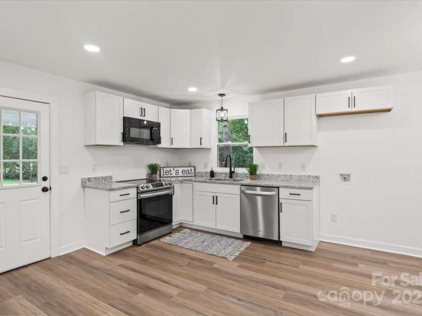 3030 Mac Drive, Hudson, NC 28638.  MLS# CAR4289028, YatesRealty ID 33950. KITCHEN