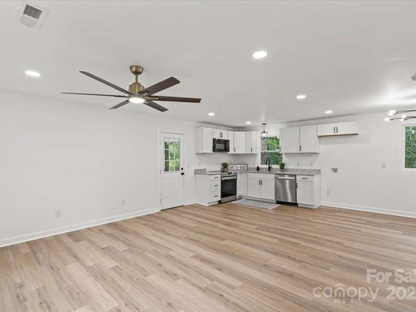 3030 Mac Drive, Hudson, NC 28638.  MLS# CAR4289028, YatesRealty ID 33950. LIVING ROOM/DINNING