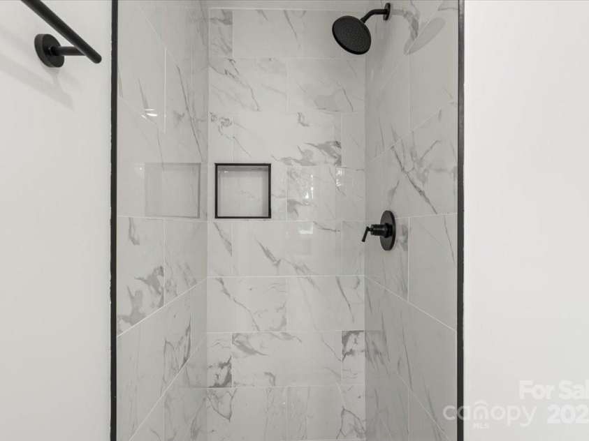 3030 Mac Drive, Hudson, NC 28638.  MLS# CAR4289028, YatesRealty ID 33950. MAIN BATHROOM